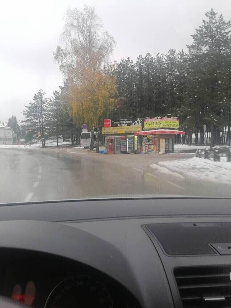 Vozilo na putu ispred benzinske pumpe