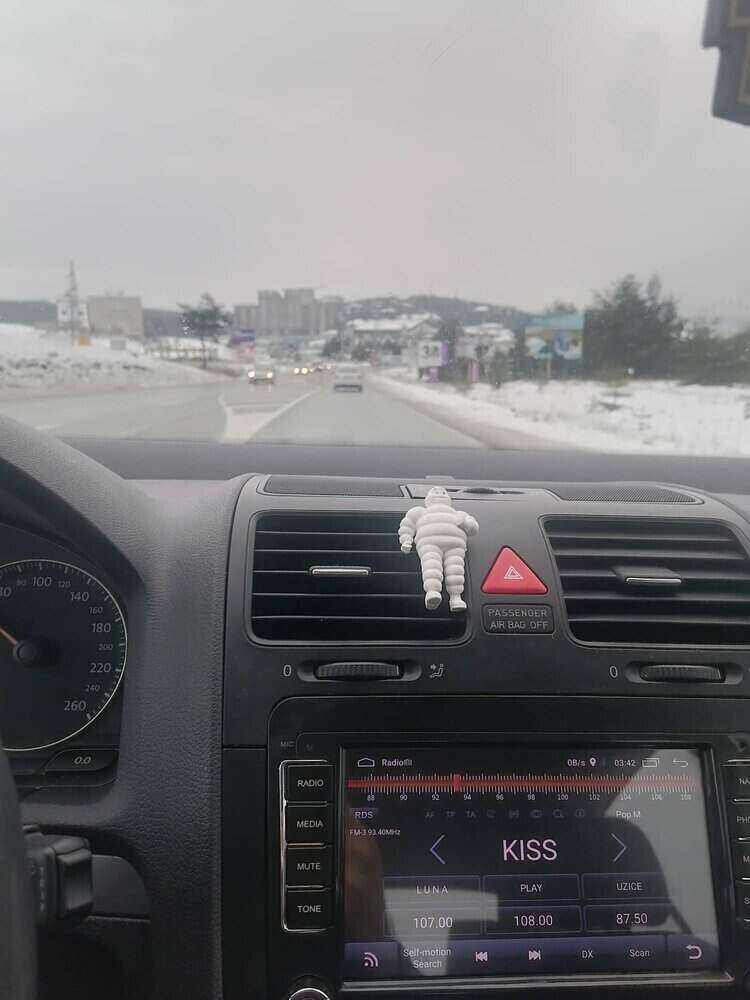 Komandna tabla u automobilu