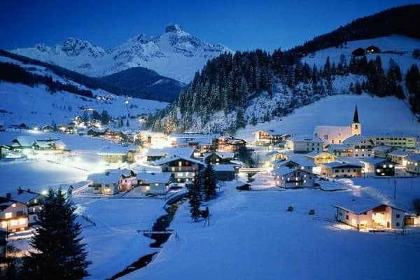 Selo u podnožju Alpa u Austriji