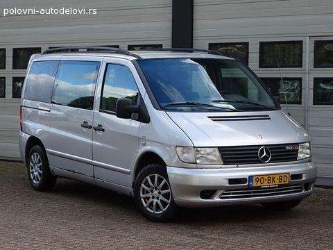 Parkiran sivi Mercedes kombi