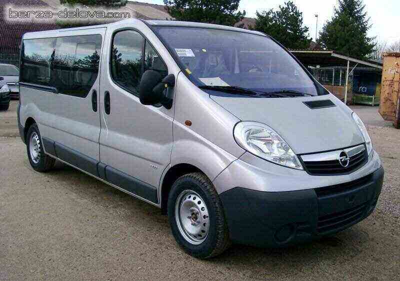 Opel Vivaro na parkingu